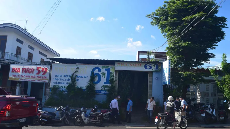 Công an giải cứu 2 cháu nhỏ bị cha đổ xăng đòi đốt 