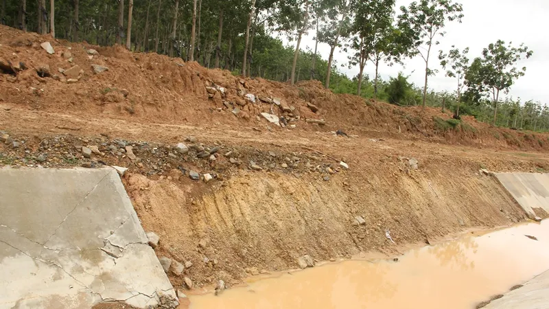 Yêu cầu khắc phục hư hỏng, sạt lở kênh chính thủy lợi Ia Mơr