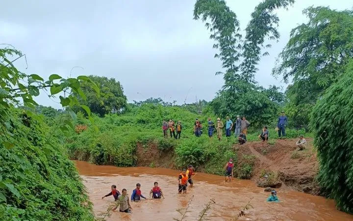 Trắng đêm tìm kiếm cháu bé 4 tuổi bị nước cuốn trôi 