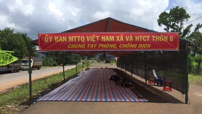 Chính quyền địa phương dựng lều tạm để dân nghỉ ngơi trong khi chờ làm các thủ tục khai báo y tế ở cầu 110