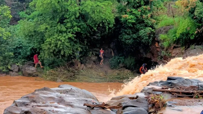 Tìm thấy thi thể cháu bé bị mất tích do bị nước cuốn