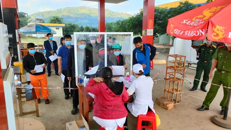 Chốt kiểm soát dịch Covid-19 ở xã Sao Mai, TP Kon Tum, giáp ranh Gia Lai