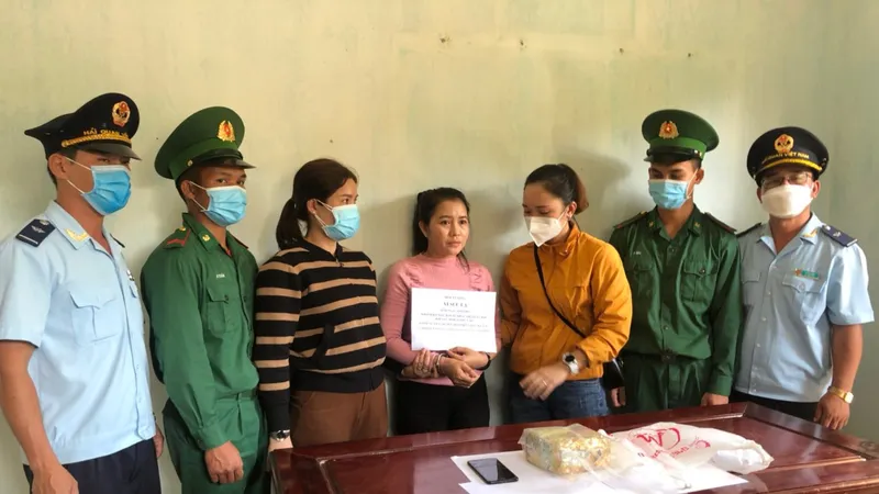 Lực lượng chức năng bắt giữ đối tượng vận chuyển gần 1kg nghi là ma túy đá qua cửa khẩu
