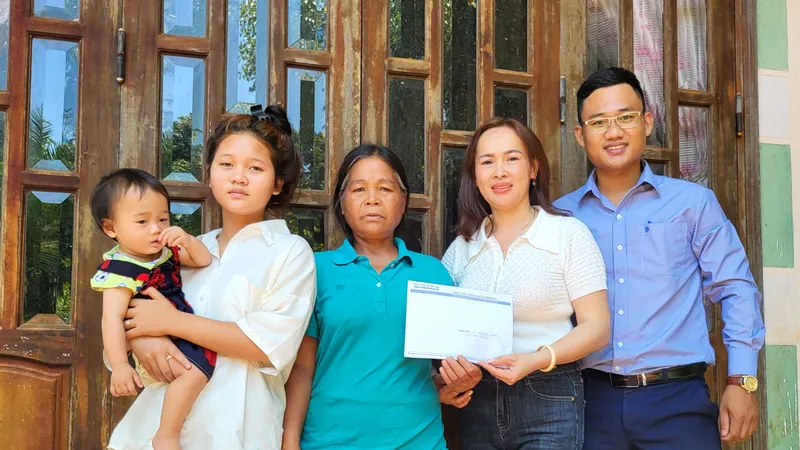Trao tiền bạn đọc hỗ trợ cho 4 bà cháu có hoàn cảnh khó khăn