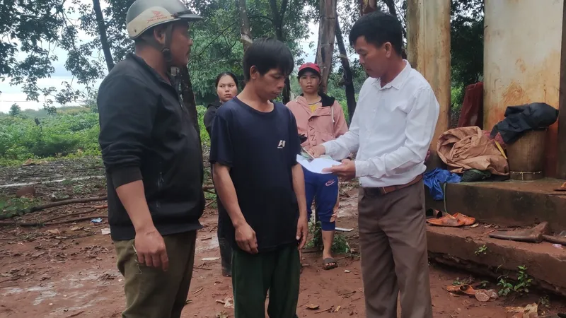 4 người trú mưa ở chòi, 2 người bị sét đánh chết