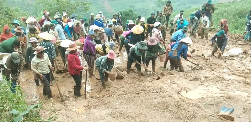 Hàng trăm người dân dọn đất để thoát cảnh bị cô lập