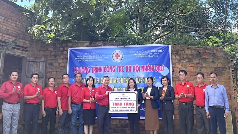 Tặng nhà cho 2 hộ nghèo dân tộc Ba Na ở Mang Yang