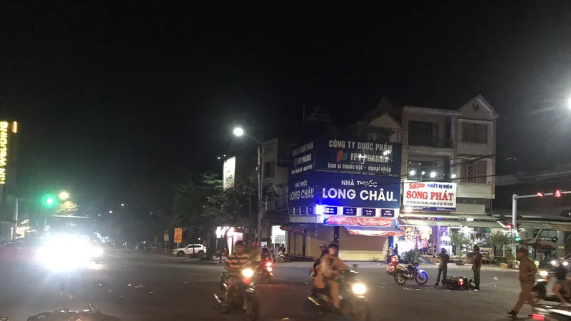 Một nạn nhân bị ô tô húc văng khi dừng đèn đỏ đã tử vong