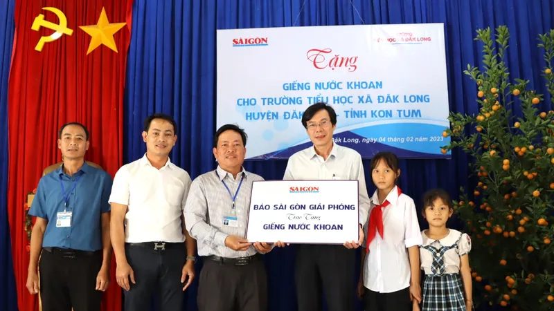 Báo SGGP tặng giếng khoan cho trường tiểu học ở xã biên giới