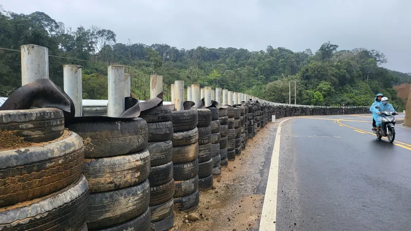 Kon Tum lắp hộ lan bằng lốp cao su trên đoạn đèo dốc ở Quốc lộ 24 