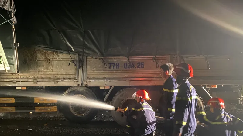 Công an tham gia dập lửa. Ảnh: Công an cung cấp