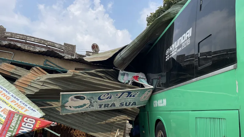 Xe khách lao vào nhà dân làm 2 người tử vong, 8 người bị thương