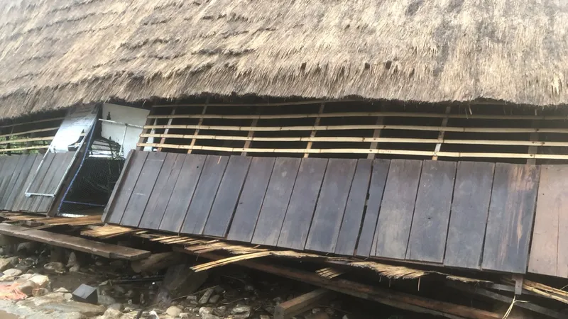 Nhà rông ở Kon Tum bị ngã đổ, 3 người may mắn thoát nạn