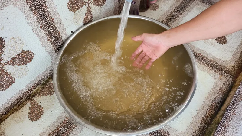 Nước sinh hoạt cấp cho dân bị đục, dân hứng nước mưa để dùng