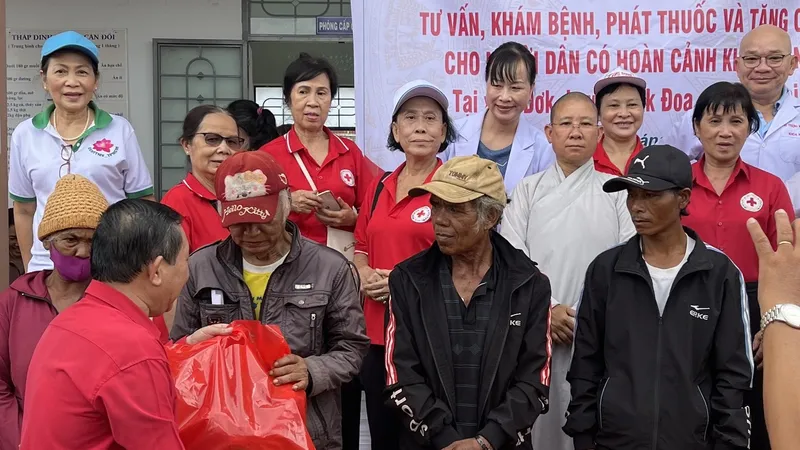 Hội Chữ thập đỏ quận Bình Thạnh cấp phát thuốc, tặng quà cho người dân đồng bào ở Gia Lai