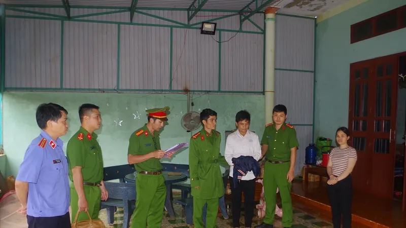 Bắt cán bộ địa chính xã nhận tiền để làm hồ sơ đất đai 