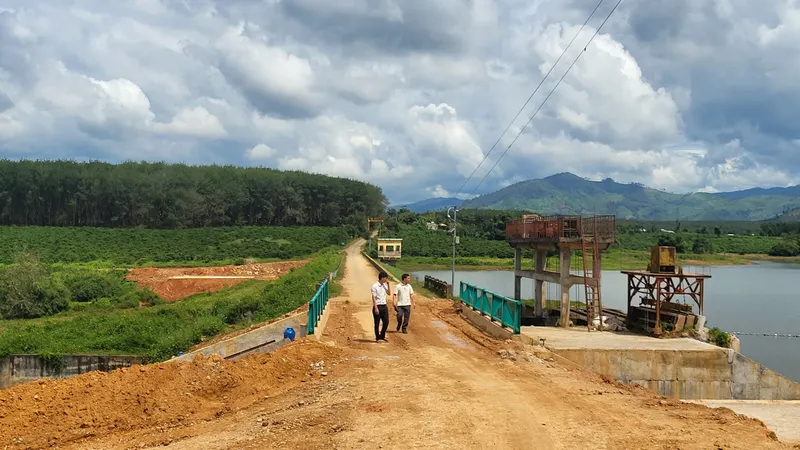 Hư hỏng nhiều tuyến đường do thi công nâng cấp hồ Đắk Loh 