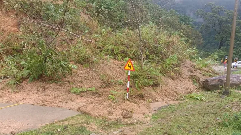 Kon Tum: Sạt lở, lấp đoạn đường Trường Sơn Đông