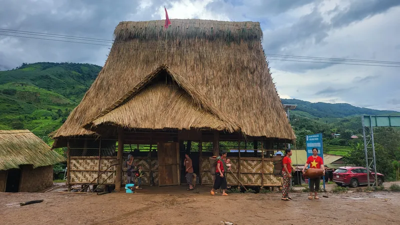 Dân chung tay xây dựng 5 nhà rông