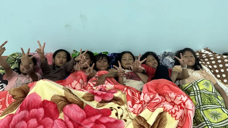 Vận động học sinh nghèo, mồ côi ăn ở miễn phí tại trường