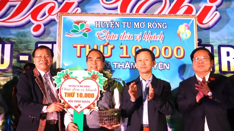 Tặng quốc bảo sâm Ngọc Linh cho vị khách du lịch thứ 10.000 đến Tu Mơ Rông