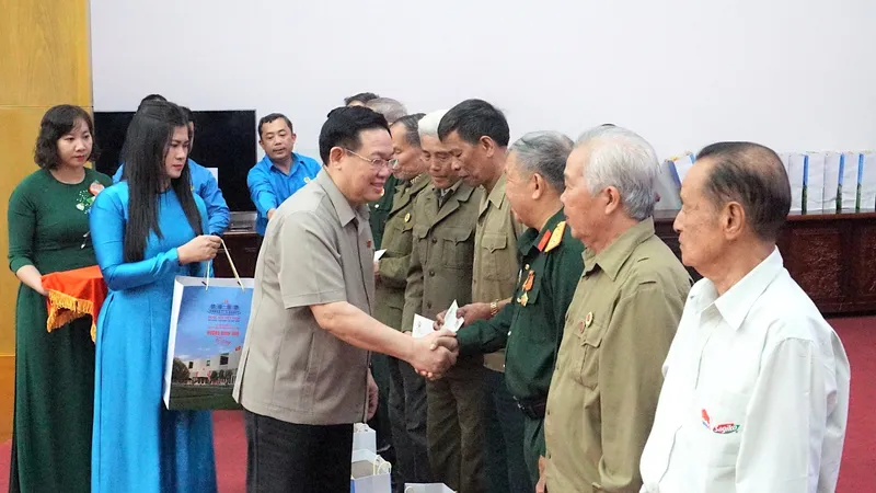 Chủ tịch Quốc hội Vương Đình Huệ: Mỗi hộ gia đình, cá nhân cần tiếp tục nỗ lực vươn lên thoát nghèo 