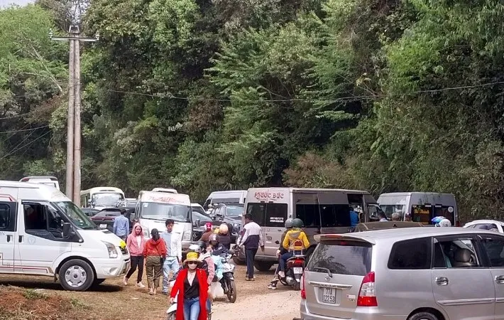 Khách đến Măng Đen đông nghịt, ùn tắc dài 2km