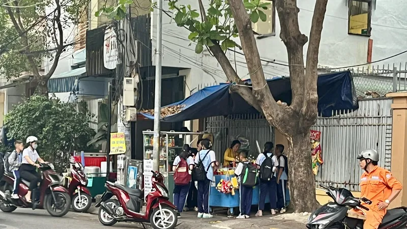Khánh Hòa: Nhiều học sinh bị ngộ độc thực phẩm nghi do ăn cơm gà vỉa hè