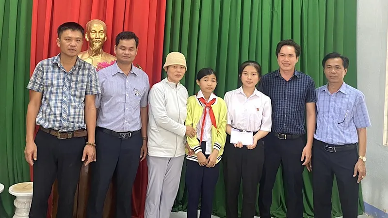 Trao tiền hỗ trợ 3 mẹ con chữa bệnh ung thư