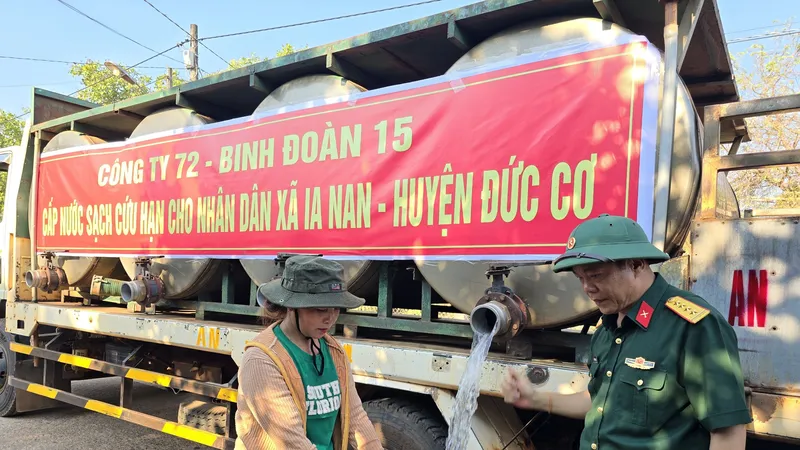 Bộ đội chở nước “giải khát” cho người dân vùng cao