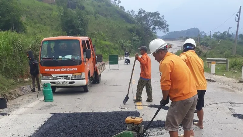 Khắc phục hư hỏng tạm thời trên đèo Lò Xo