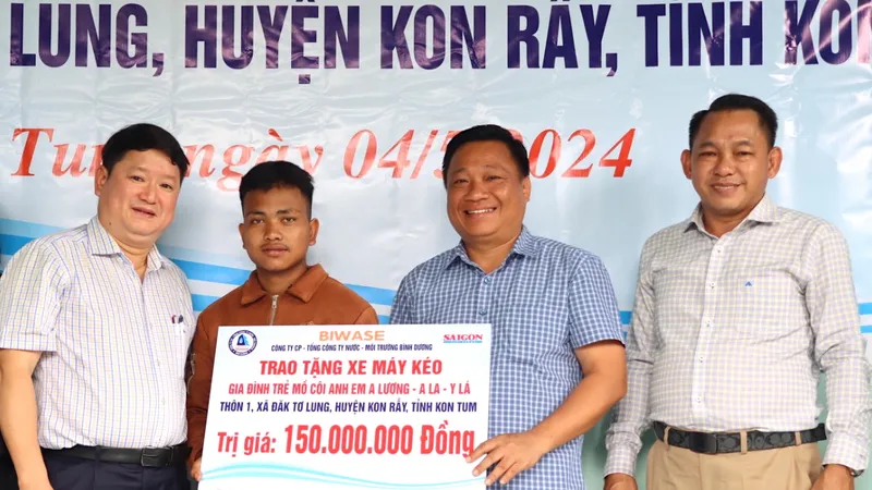 Tặng xe máy kéo cho 3 anh em mồ côi