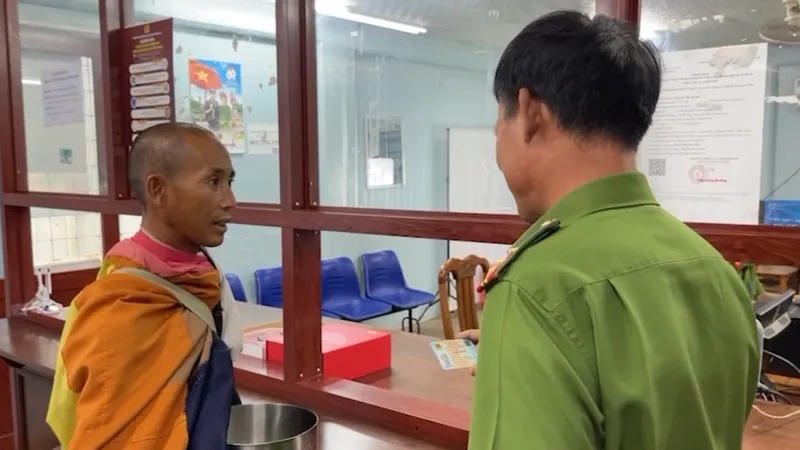 Ông Lê Anh Tú (Thích Minh Tuệ) nhận căn cước công dân