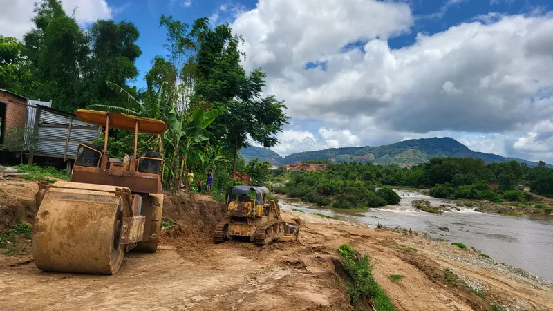 Dân hiến đất xây kè bảo vệ làng, trụ sở huyện