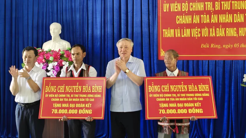 Chánh án TAND tối cao Nguyễn Hòa Bình thăm, làm việc vùng bị ảnh hưởng động đất 