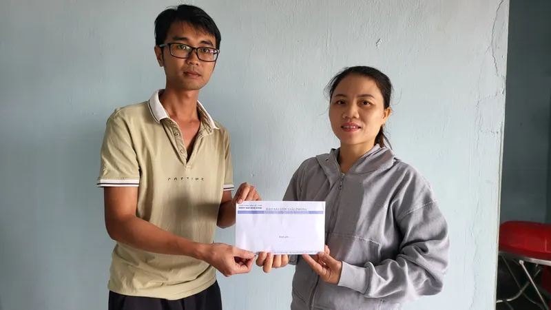 Trao tiền hỗ trợ cho gia đình ông Đặng Chí Thành