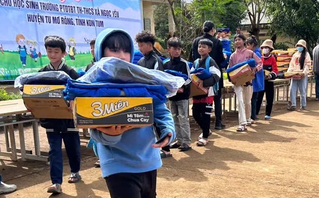 Tặng quà cho 298 học sinh đồng bào Xơ Đăng