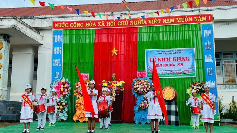 Nam Trung bộ - Tây Nguyên tổ chức khai giảng năm học mới 