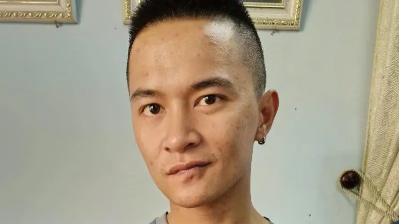 Tạm giữ hình sự đối tượng cầm dao cố thủ trong nhà, dọa tự sát