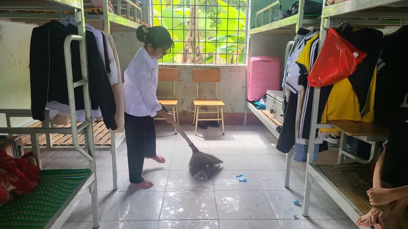 Kon Tum: Hàng trăm học sinh khó khăn vùng biên giới được giáo viên giữ lại nuôi dạy tại trường 
