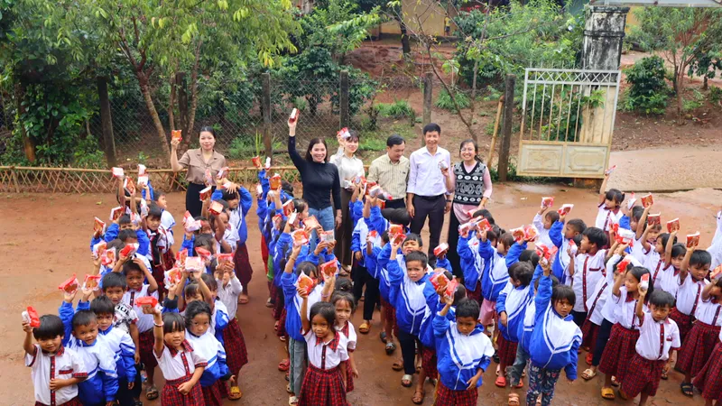 Tặng gạo, học bổng, bánh trung thu, vở cho học sinh đồng bào Xơ Đăng 