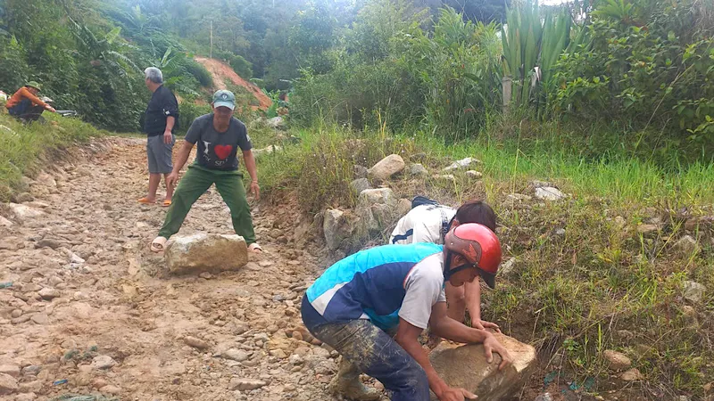 Kon Tum: Ngầm tràn Kô Chất bị ngập, xe ô tô chở hàng hoá, lương thực bị ách tắc