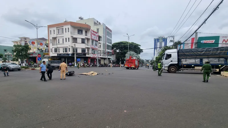 Một thanh niên tử vong sau va chạm với xe cứu hộ, cứu nạn