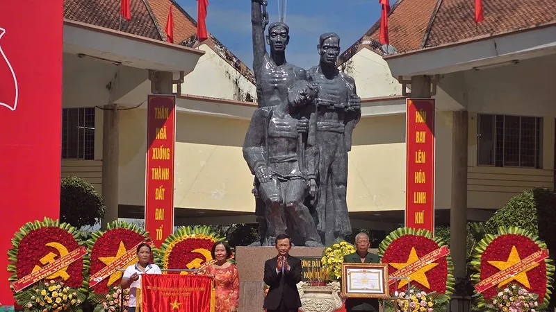 Tập thể chiến sĩ cách mạng bị địch bắt tù đày tại Ngục Kon Tum được tặng danh hiệu Anh hùng Lực lượng vũ trang nhân dân 