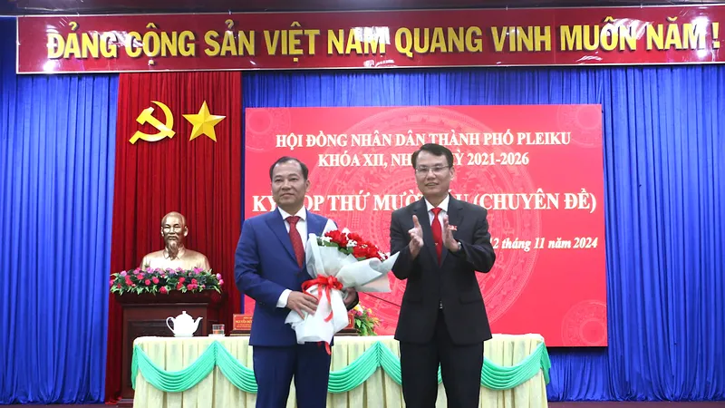 Ông Đoàn Hữu Dũng được bầu giữ chức Chủ tịch UBND TP Pleiku 