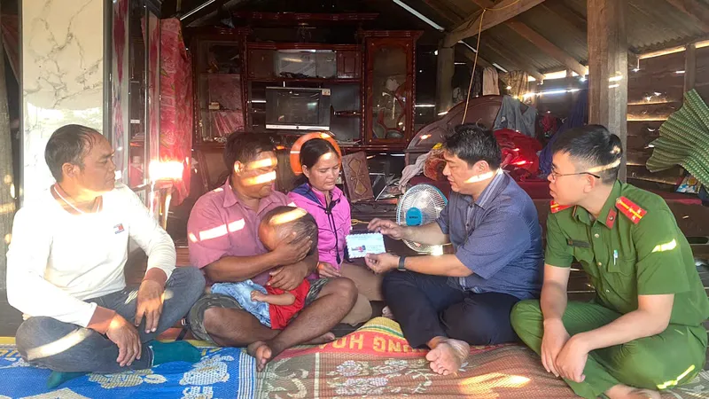 Trao tiền hỗ trợ đợt 2 để cháu bé đầu to có cơ hội chữa bệnh