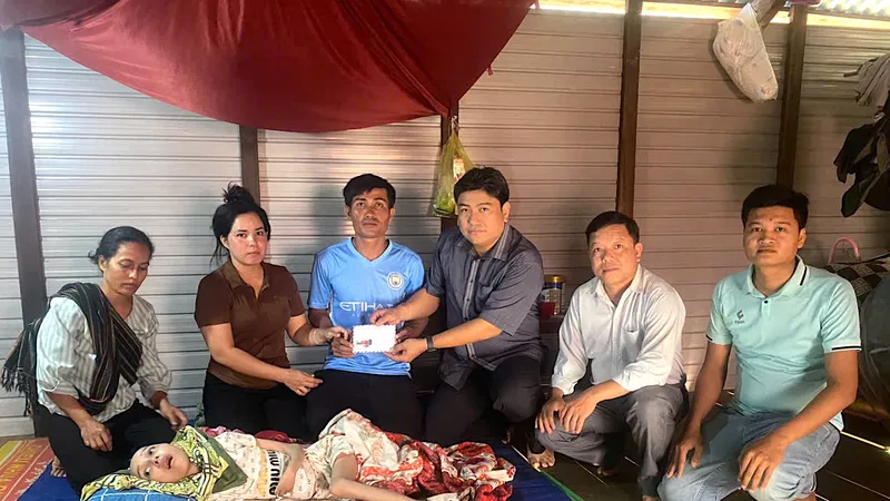 Trao tiền hỗ trợ gia đình cháu Ksor H’sawin