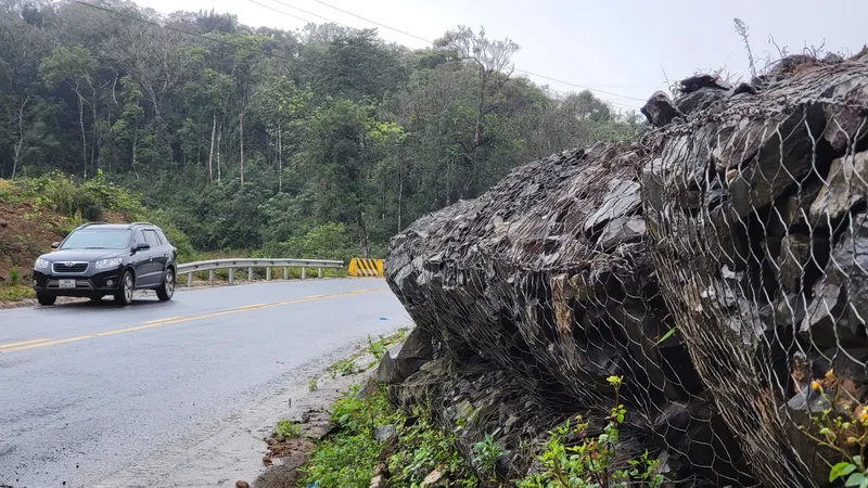 Kon Tum: Quốc lộ 24 bị sạt lở ta luy, mặt đường bong tróc