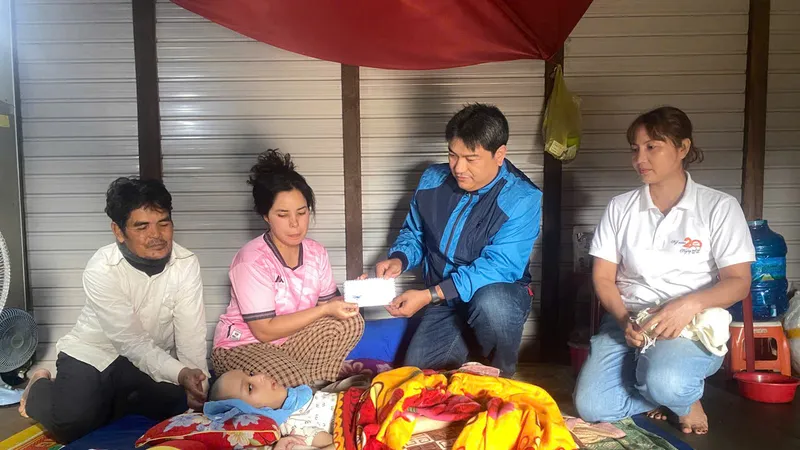 Trao tiền hỗ trợ đợt 2 cho gia đình cháu Ksor H’sawin