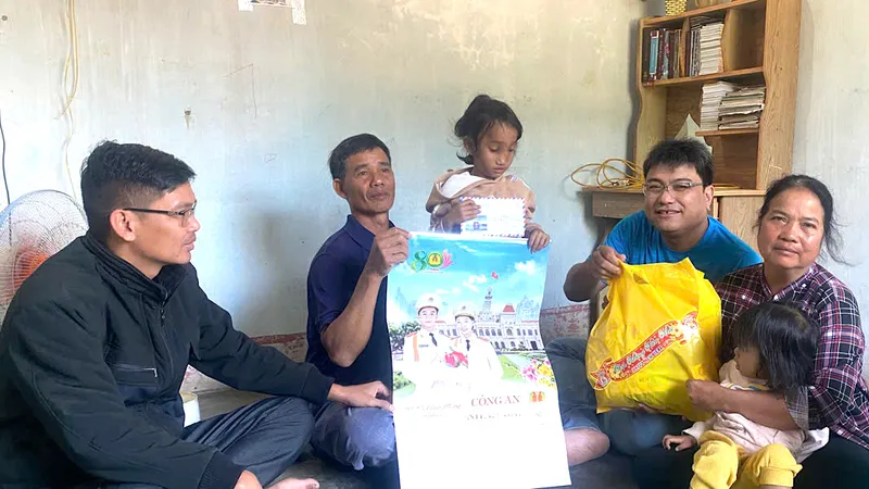 Trao tiền hỗ trợ đợt 2 cho 2 hoàn cảnh khó khăn ở Gia Lai
